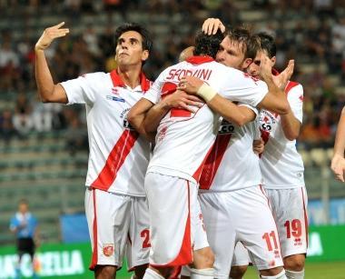 <b>NANDO-GOL</b> Sforzini festeggiato dai compagni di squadra dopo aver segnato di testa il gol dell1-1  