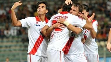 <b>NANDO-GOL</b> Sforzini festeggiato dai compagni di squadra dopo aver segnato di testa il gol dell’1-1