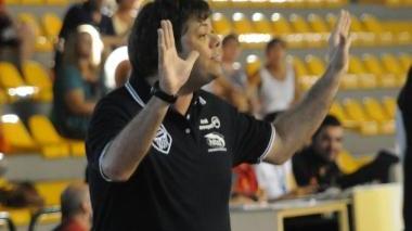 Il coach Roberto Russo, un’azione dell’ArcaAnthea e sotto il lungo Zivic