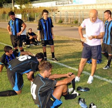 Mister Gori d&agrave; istruzioni ai suoi giocatori 
