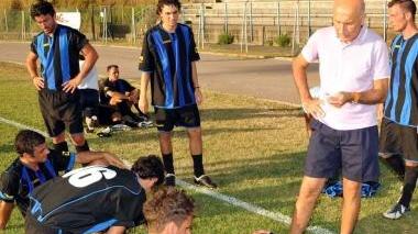 Mister Gori dà istruzioni ai suoi giocatori