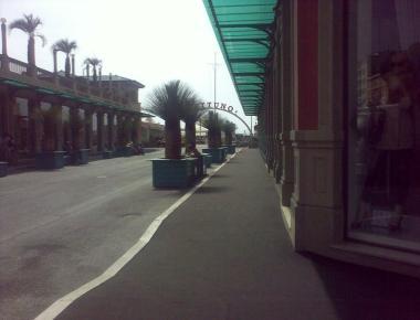<b>FAI DA TE.</b> Il marciapiede tra Passeggiata e Galleria Nettuno ricoperto di tessuto nero        