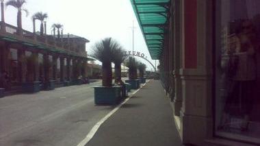 <b>FAI DA TE.</b> Il marciapiede tra Passeggiata e Galleria Nettuno ricoperto di tessuto nero