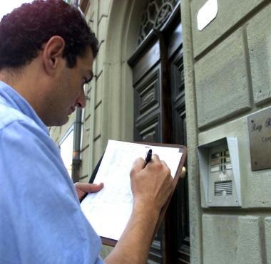 Un giovane rilevatore al lavoro durante lultimo censimento   