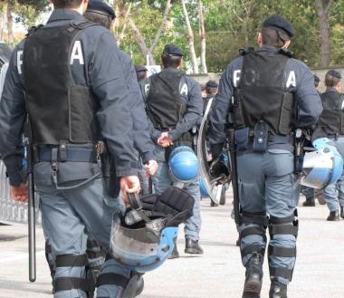 La polizia in tenuta antisommossa allo stadio Picchi          