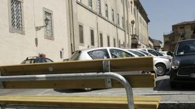 Un’immagine di piazza del Collegio assediata dalle auto