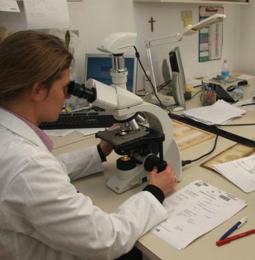 Un laboratorio di analisi (foto darchivio)     