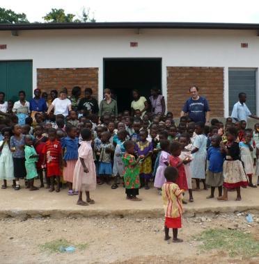 In alto gli scout che voleranno in Africa. Sotto alcuni bambini di Bakala 