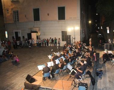 <strong>SPETTACOLO.</strong> Dall’orchestra in piazza Duomo ad un complesso nelle strade del centro storico: tanta musica per la Notte Pietrasantese; un momento particolare di festa con i bambini davanti al sagrato del Duomo