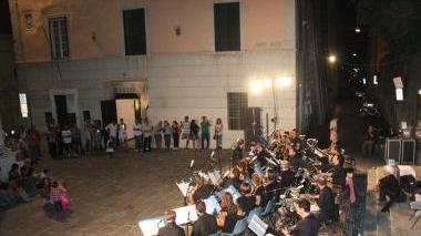 <strong>SPETTACOLO.</strong> Dall’orchestra in piazza Duomo ad un complesso nelle strade del centro storico: tanta musica per la Notte Pietrasantese; un momento particolare di festa con i bambini davanti al sagrato del Duomo