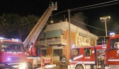 Giallo sul palazzo a fuoco in via delle Pinete