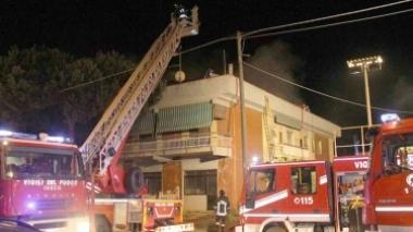 Giallo sul palazzo a fuoco in via delle Pinete