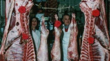 A destra Mario e Fernanda e una foto d’epoca della macelleria Mariani