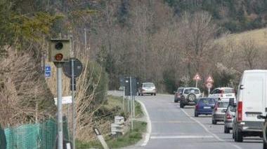 L’autovelox al centro delle polemiche e sotto la marcia lenta delle auto contro le multe
