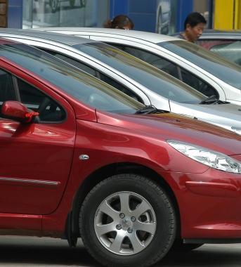 <b>RAGGIRO.</b> In un autosalone 