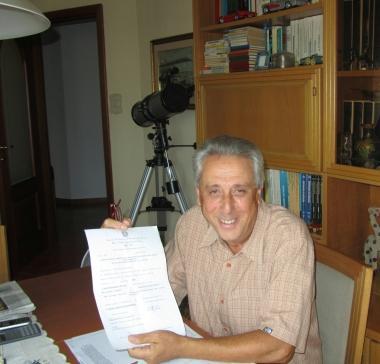 Alessandro Braccini 65 anni mostra il contratto di professore professore ordinario che ha appena ricevuto   