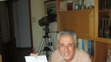 Alessandro Braccini 65 anni mostra il contratto di professore professore ordinario che ha appena ricevuto