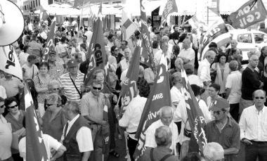 Lavoratori in piazza durante uno sciopero con manifestazione organizzata dalla Cgil 