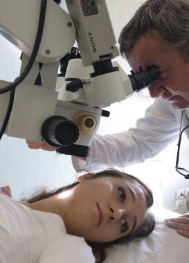 Un esame dermatologico per prevenire il diffondersi del melanoma (Foto darchivio)  