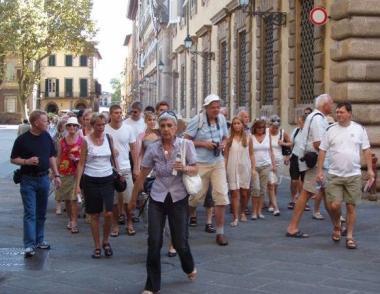 Turisti davanti alla sede di Itinera e il direttore dellApt Icilio Disperati 