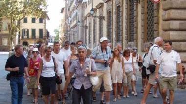 Turisti davanti alla sede di Itinera e il direttore dell’Apt Icilio Disperati