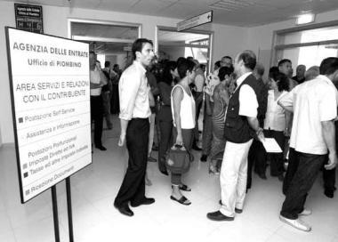 Contribuenti in fila allAgenzia delle Entrate 