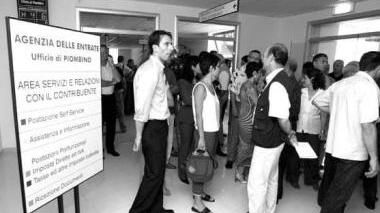 Contribuenti in fila all’Agenzia delle Entrate