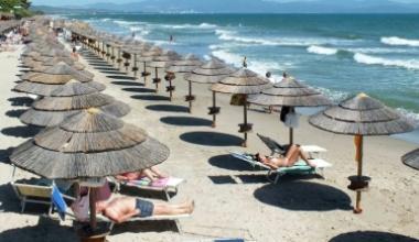 Scontrino anche sulla spiaggia per ombrelloni, lettini e pedalò