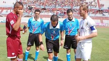 Il momento iniziale della partita che ha sancito il ritorno in Prima Divisione per entrambe le formazioni. ...