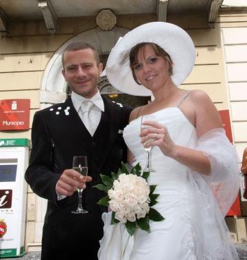 <b>FIORI DARANCIO.</b> Marco Pomella e Valentina Landucci brindano davnati allobiettivo del fotografo 