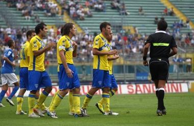 Le proteste degli azzurri nei confronti dellarbitro Baracca subito dopo la concessione del calcio di rigore 