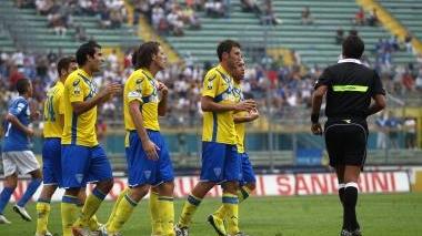 Le proteste degli azzurri nei confronti dell’arbitro Baracca subito dopo la concessione del calcio di rigore
