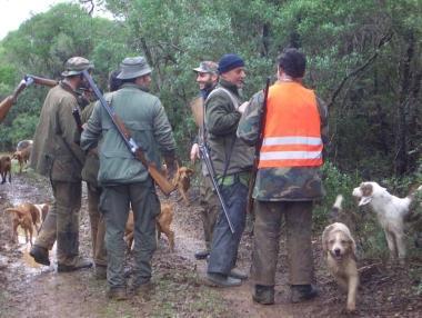 <b>CACCIATORI.</b> In un bosco con i loro cani (foto darchivio) 