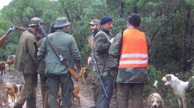 <b>CACCIATORI.</b> In un bosco con i loro cani (foto d’archivio)