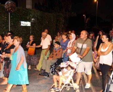 <b>CORTEO. </b>Due immagini della protesta della sera scorsa contro la chiusura del distretto di Villette 