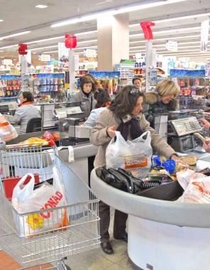 La spesa in un supermercato della Conad a destra, Tiziano Tempestini, direttore di Confcommercio Pistoia