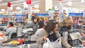 La spesa in un supermercato della Conad a destra, Tiziano Tempestini, direttore di Confcommercio Pistoia