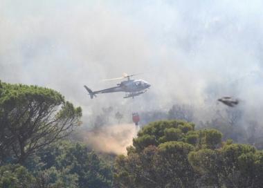 Un elicottero antincendio in azione  