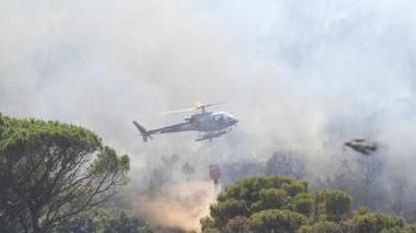 Un elicottero antincendio in azione