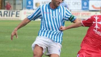 <b>FERRARA</b> Il capitano della Spal Zamboni e a destra il portiere Teodorani beffato dal tuffo di testa di Perna