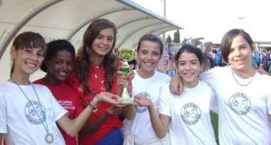 Alcune giovani atlete che hanno preso parte ai corsi dei centri di atletica leggera organizzati da Cus e Atletica Cascina    