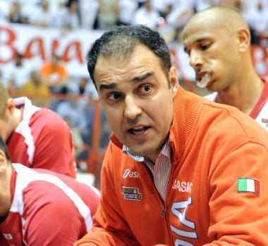 Coach Paolo Moretti A destra Bobby Jones autore di 19 punti   
