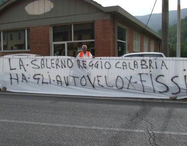 Tre striscioni per avere gli autovelox Il sindaco Bugetti li fa rimuovere
