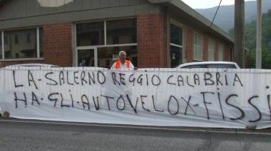 Tre striscioni per avere gli autovelox Il sindaco Bugetti li fa rimuovere