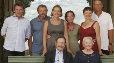 A destra, foto di gruppo per la famiglia Contini Bonacossi A sinistra, il Conte con i figli Sotto, altre due immagini della festa