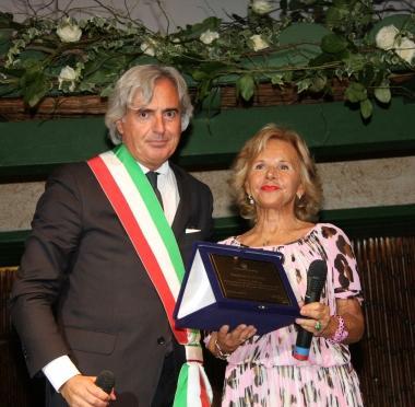 <b>TARGA.</b> Anna Molinari con il sindaco Umberto Buratti 