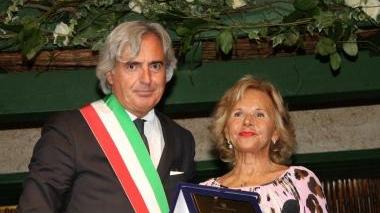 <b>TARGA.</b> Anna Molinari con il sindaco Umberto Buratti