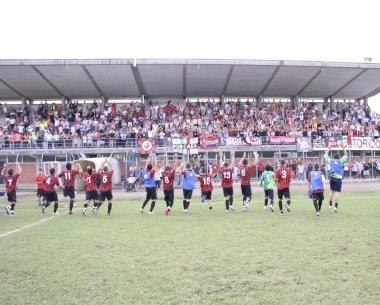 <b>LABBRACCIO. </b>I rossoneri ringraziano i mille tifosi a fine partita (vip) 
