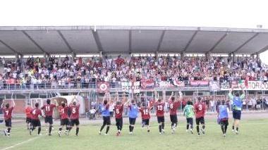 <b>L’ABBRACCIO. </b>I rossoneri ringraziano i mille tifosi a fine partita (vip)
