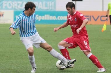 <b>FERRARA. </b>A sinistra, Nicastro in azione; qui sopra un gruppo di tifosi nerazzurri sotto la pioggia in gradinata allo stado Mazza 